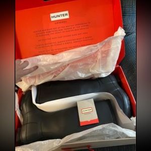 Hunter matte black boots - New - Size 7